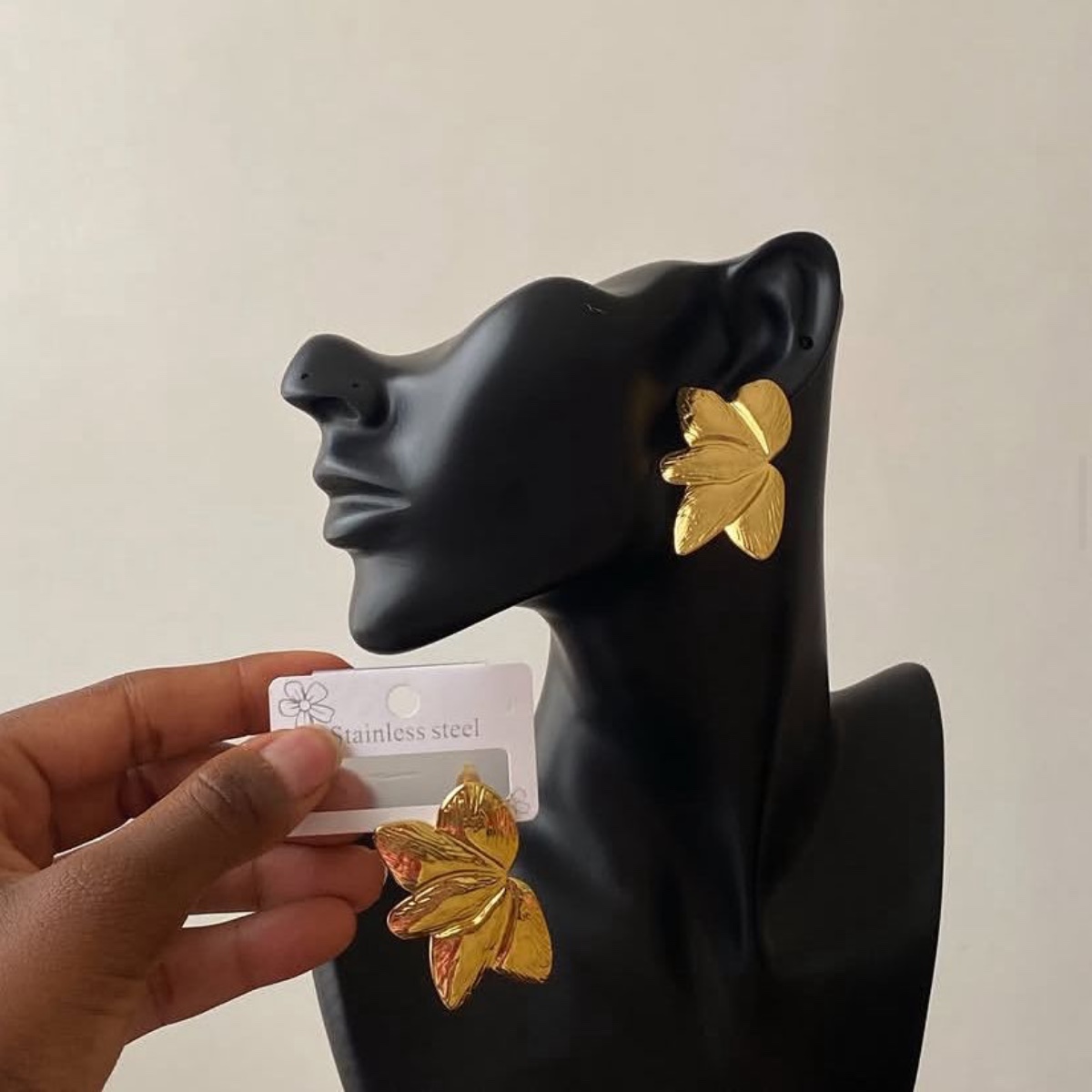 Side to side flower chunky earring