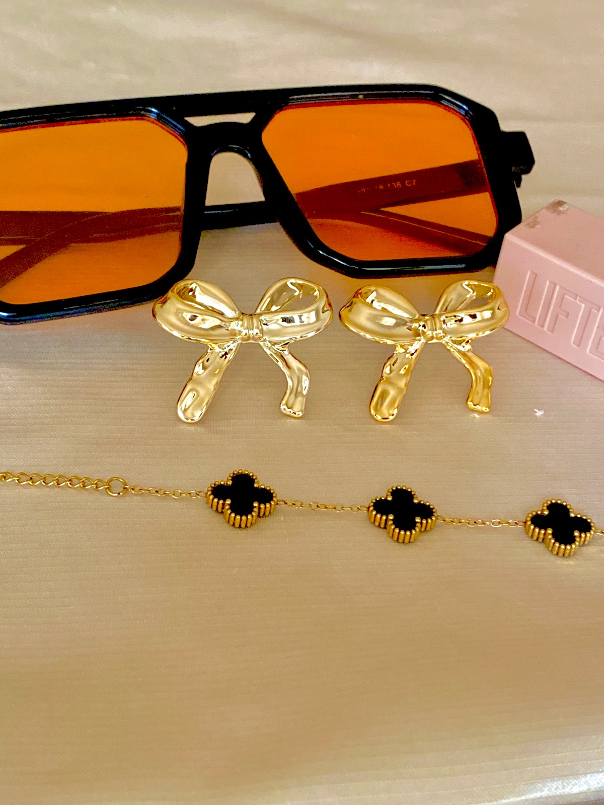 Bow chunky earrings